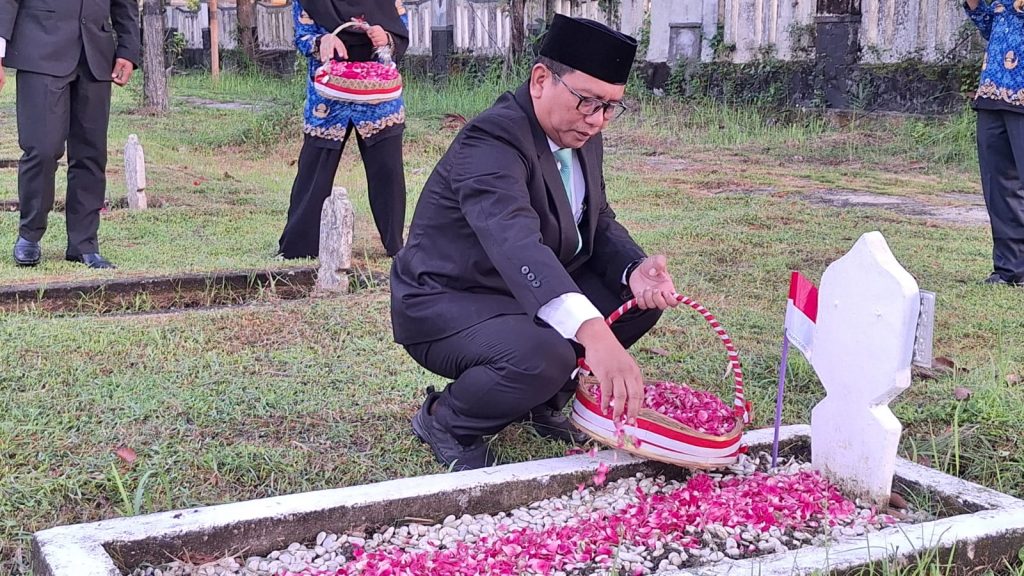 Kepala Kankemenag Lumajang Hadiri Ziarah Makam Pahlawan dalam Rangka Harkitnas ke-117