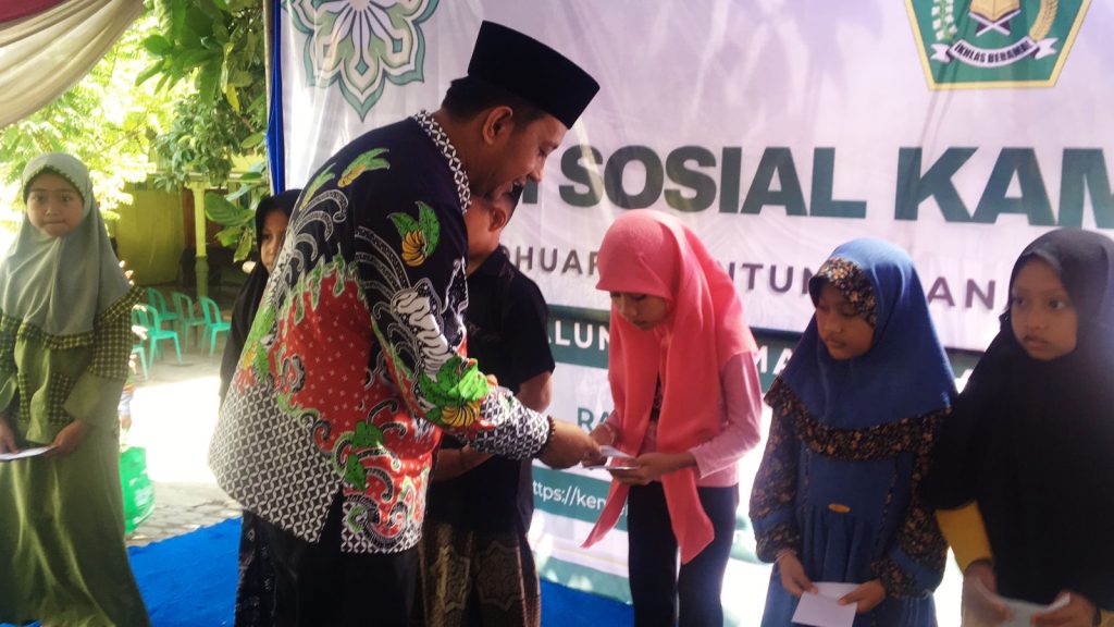 Kemenag Lumajang Gelar Bhakti Sosial Kampung Zakat di Desa Alun-Alun Ranuyoso