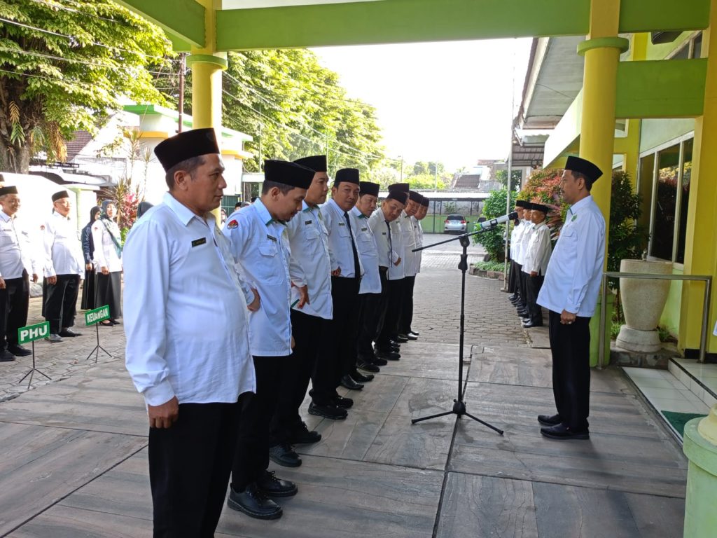 Kasi Pendma Pimpin Apel Pagi, Tekankan Gema Berbaris di Kankemenag Lumajang