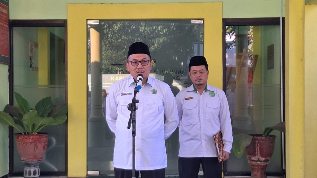 Kasi PD Pontren Pimpin Apel Pagi di Kemenag Lumajang