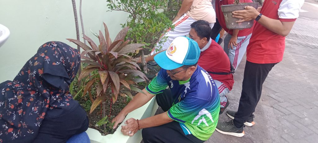 Kankemenag Lumajang Gelar Aksi Bersih Kantor Sambut HUT ke-80 RI