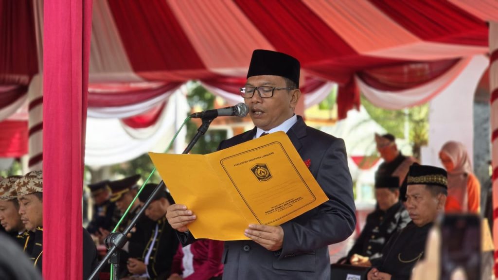 Kepala Kankemenag Lumajang Bacakan Doa pada Upacara HUT ke-80 RI