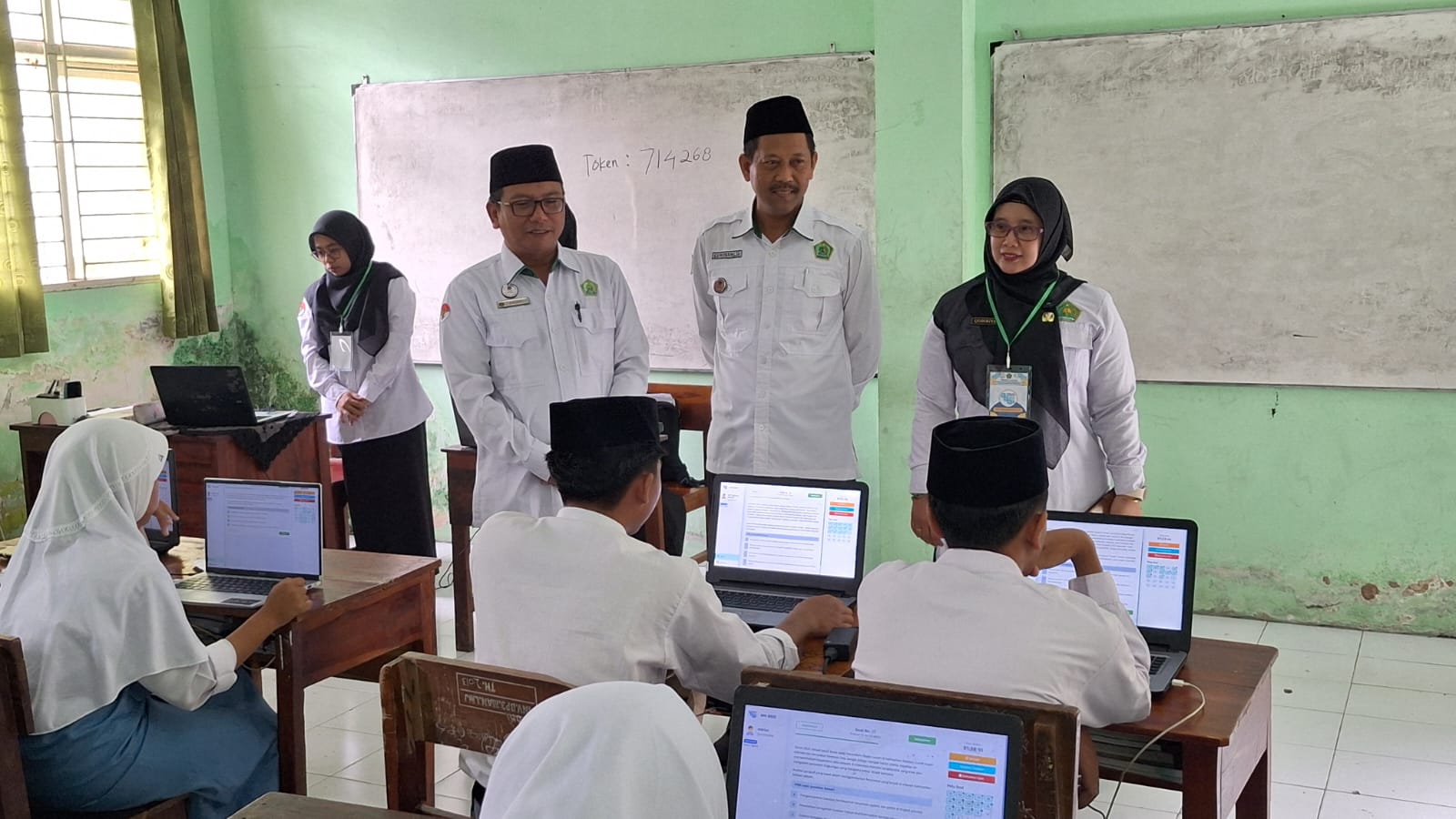 Kepala Kemenag Lumajang Tinjau Langsung Olimpiade Madrasah Indonesia 2025 di MAN Lumajang