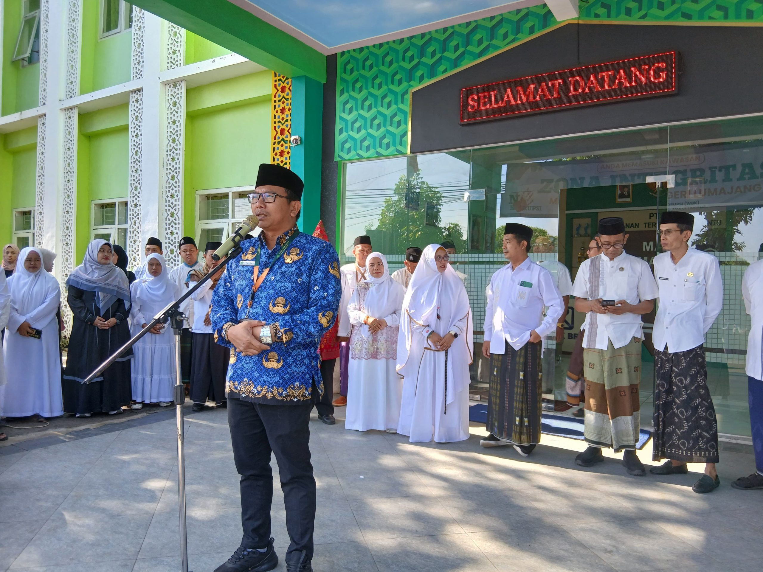 Pembukaan Meriah Pawai Tematik Hari Santri MAN dan MTsN 1 Lumajang 2025