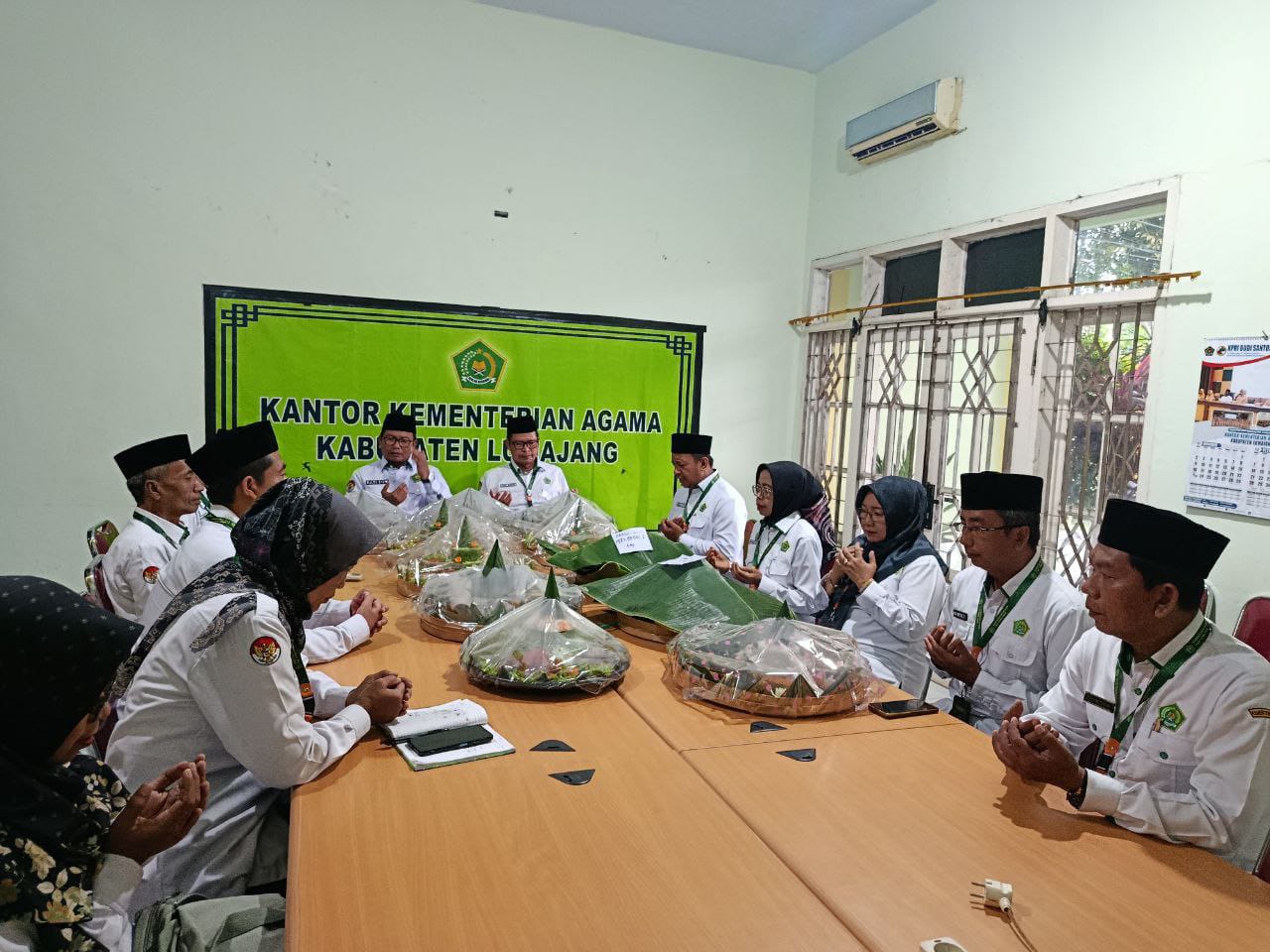 Kankemenag Lumajang Wujudkan Syukur HAB Kemenag RI ke-80 dengan Tumpeng untuk Forkopimda