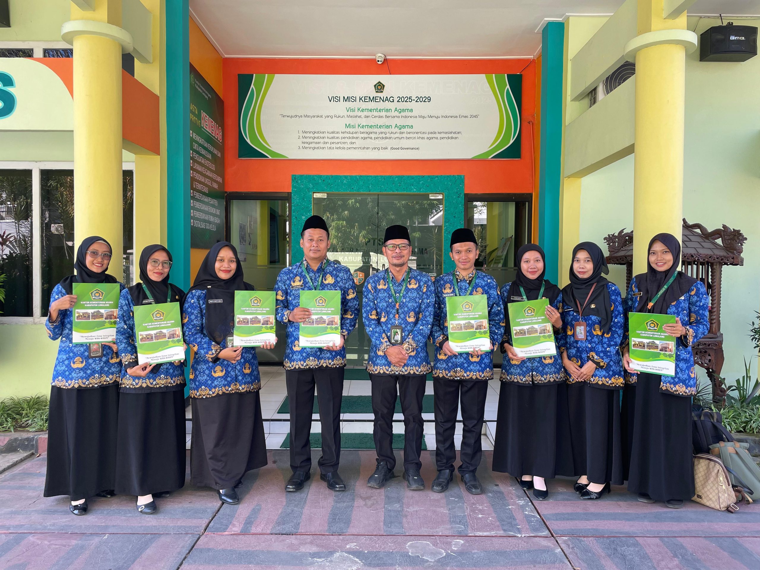 Tujuh CPNS Kankemenag Lumajang Terima SK Pengangkatan ASN pada Upacara Hari Lahir Pancasila 2026